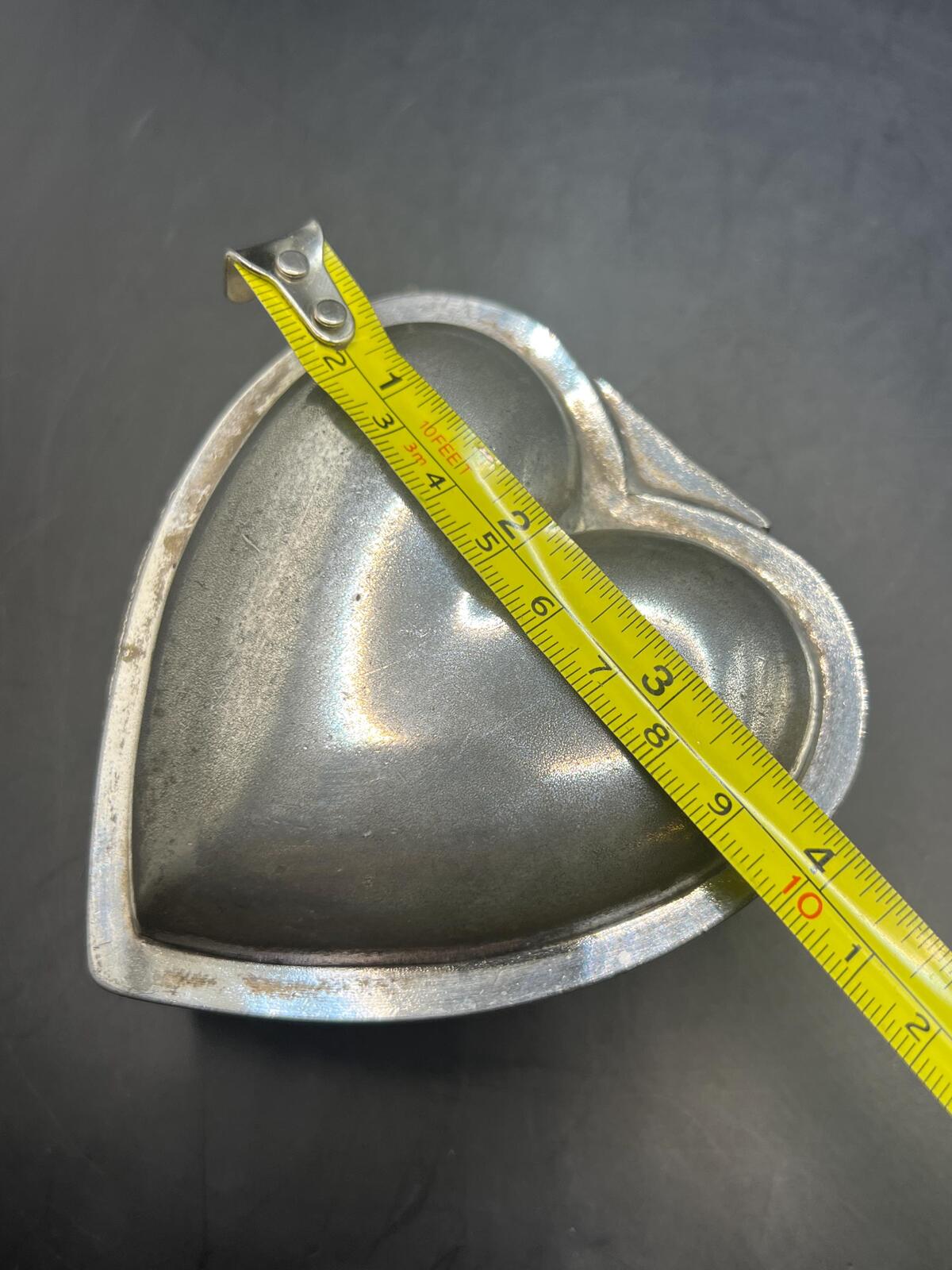 Silver plated heart shaped trinket box. 3 footed ornate lidded jewellery box. Stamped 2686. Gift for girlfriend sister.