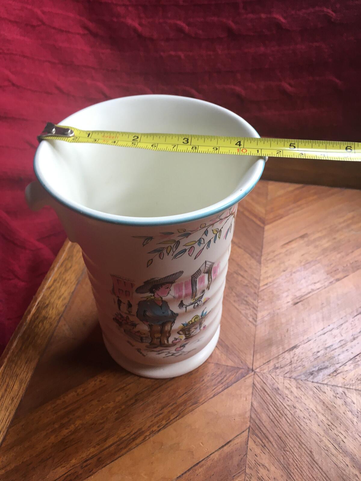 Utensil holder vase. Vintage Kitsch Crown Ducal Ware Petit Pierre.