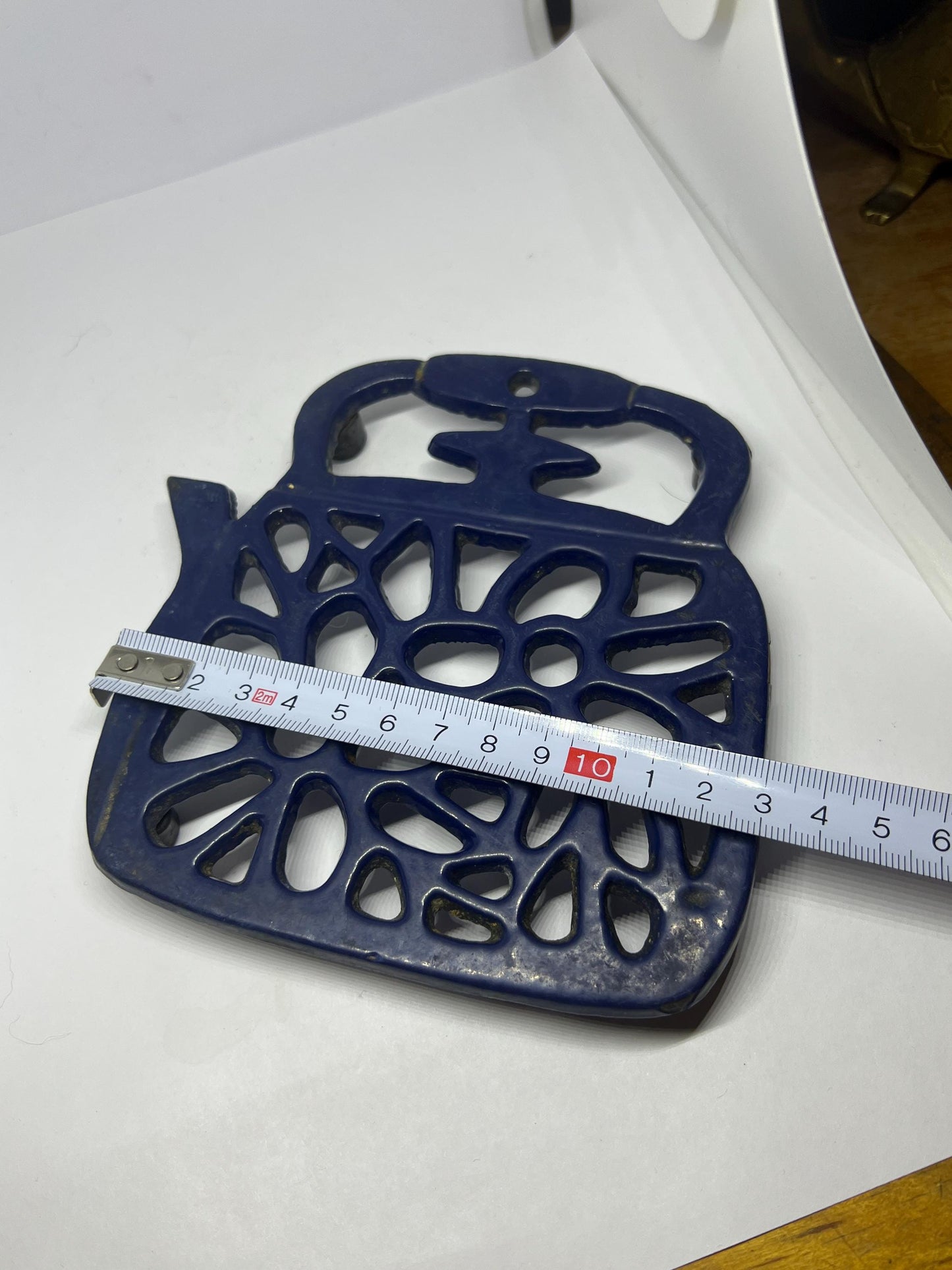 Vintage cast iron Trivet. Blue kettle teapot shaped 4 footed kitchen worktop saver trivet.