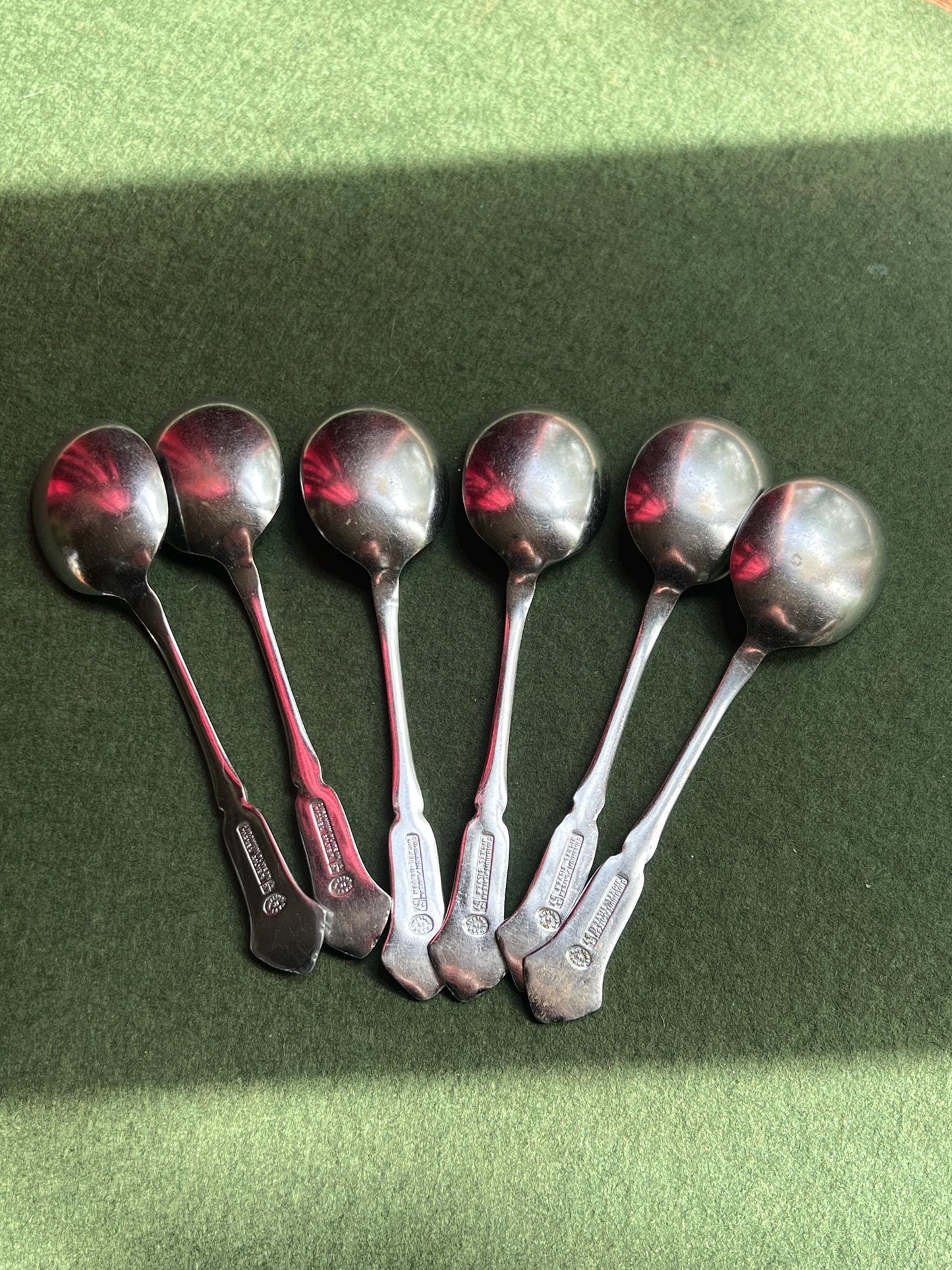 Set of 6 vintage desert spoons. Fan design on handle.