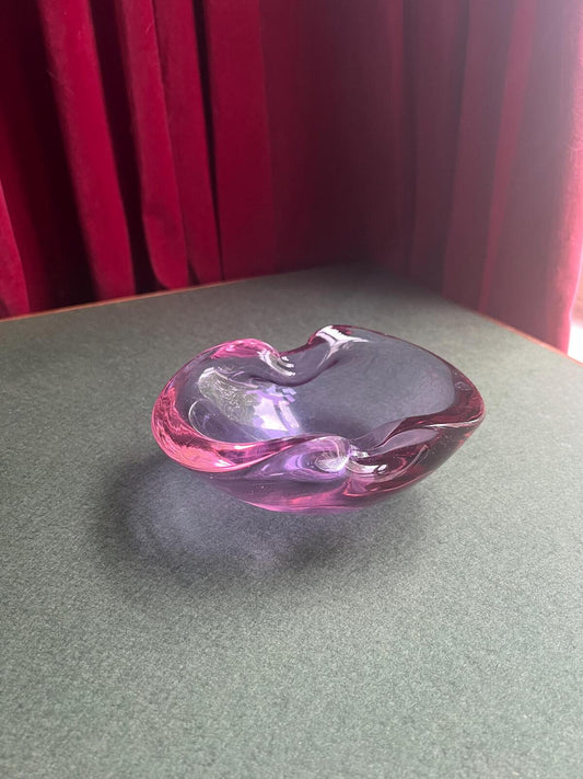 Vintage neodymium alexandrite glass ashtray. Beautiful colour changing oval trinket ring dish. Collectible purple pink hand blown glass.