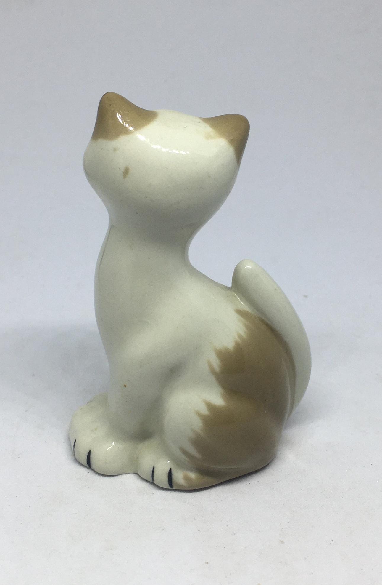 Red eyed smiling ceramic cat figurine. Stamped Weetman Giftware.
