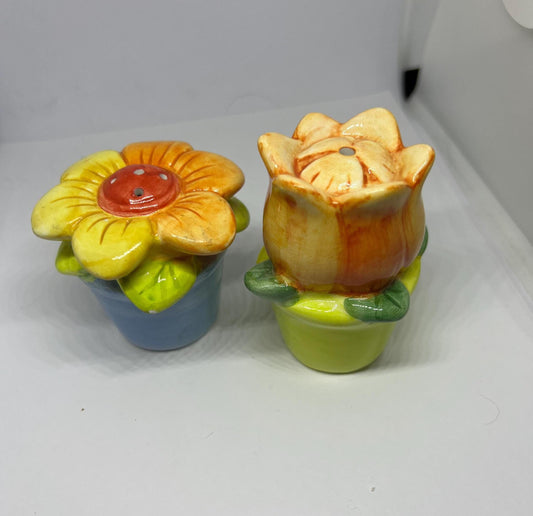 Vintage salt and pepper shakers. Flower cruet set. Quirky flowers ceramic salt pepper set. Cottage core kitchen decor Farmhouse kitchen.