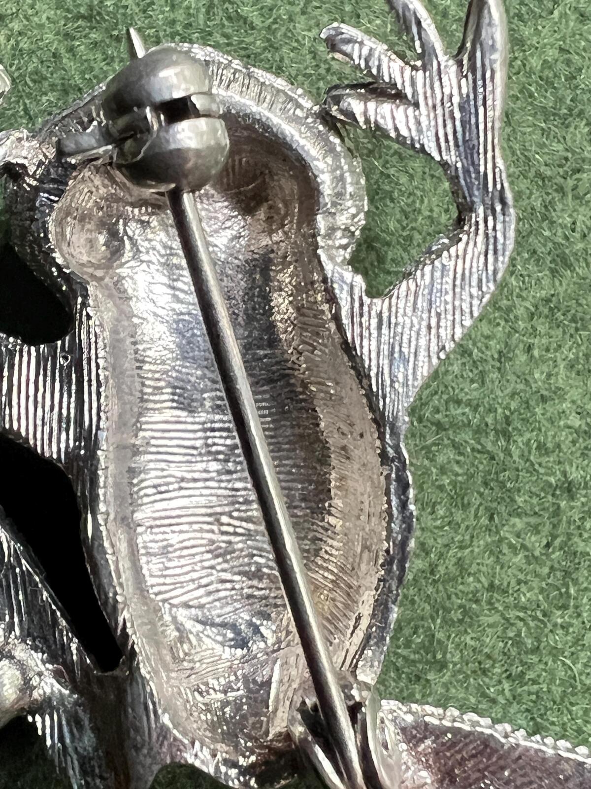Vintage silver tone tree frog brooch. Quirky climbing pewter frog pin brooch.