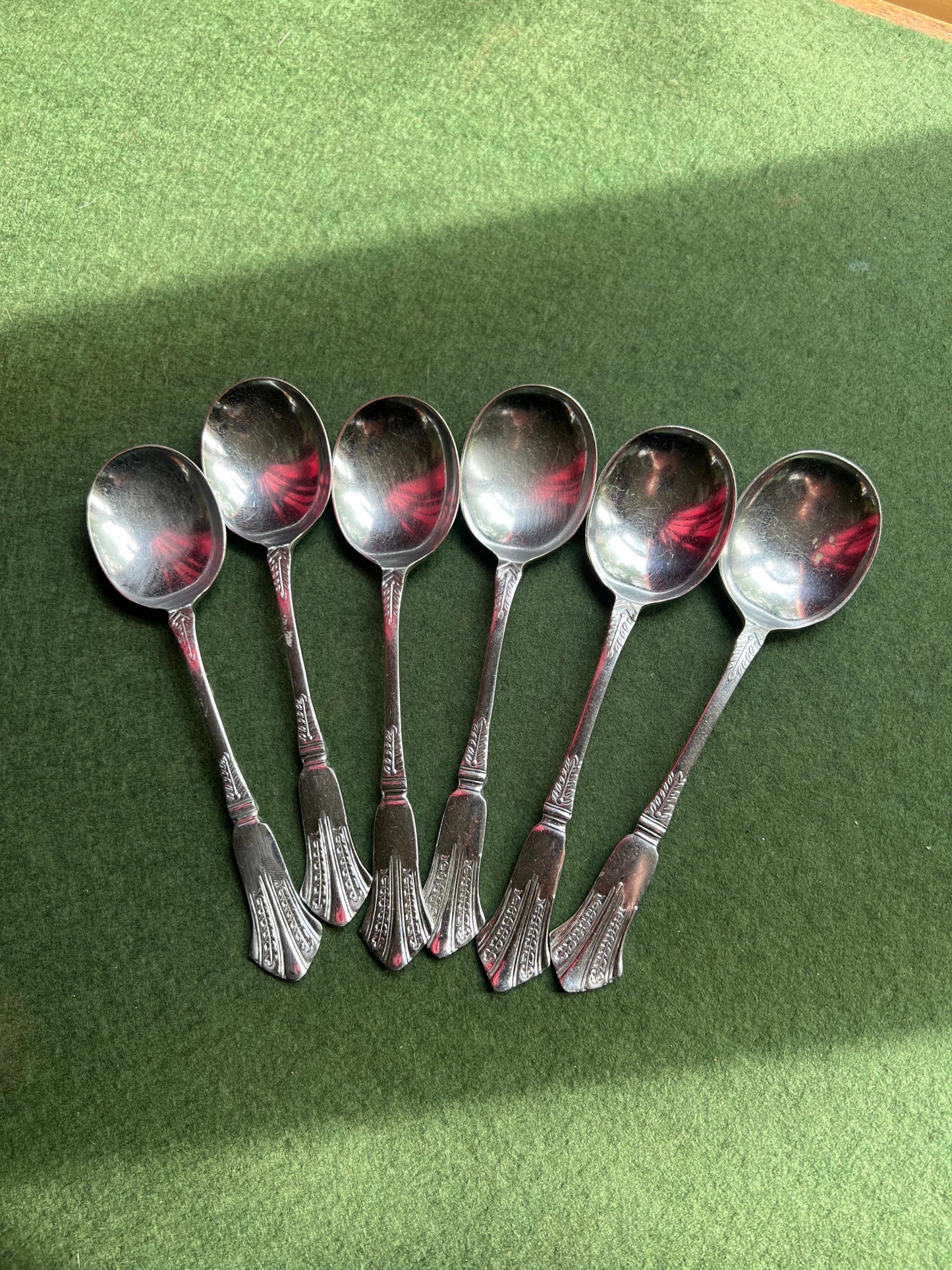 Set of 6 vintage desert spoons. Fan design on handle.