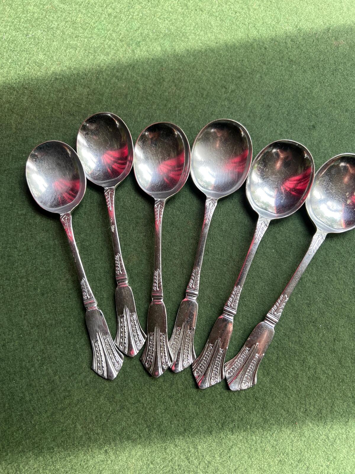 Set of 6 vintage desert spoons. Fan design on handle.