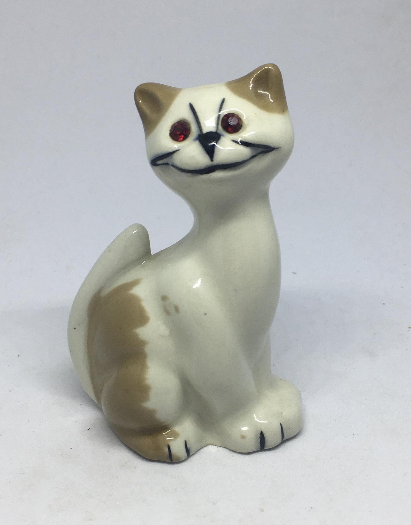 Red eyed smiling ceramic cat figurine. Stamped Weetman Giftware.