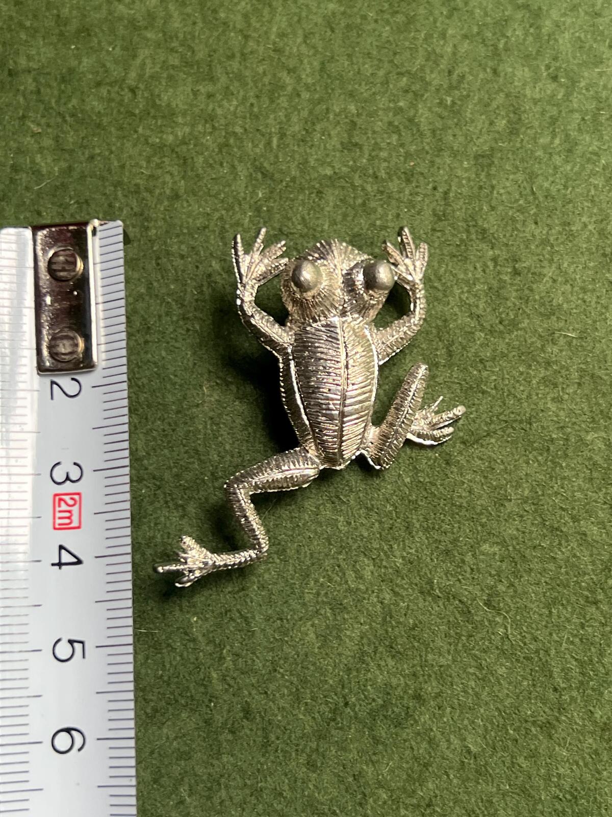 Vintage silver tone tree frog brooch. Quirky climbing pewter frog pin brooch.