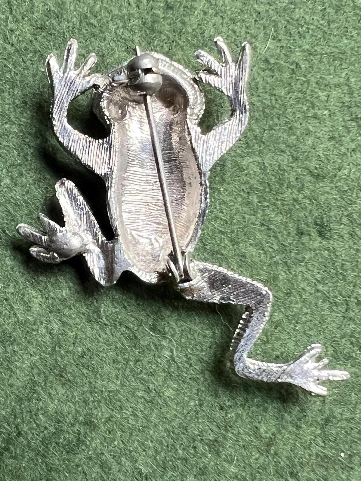 Vintage silver tone tree frog brooch. Quirky climbing pewter frog pin brooch.