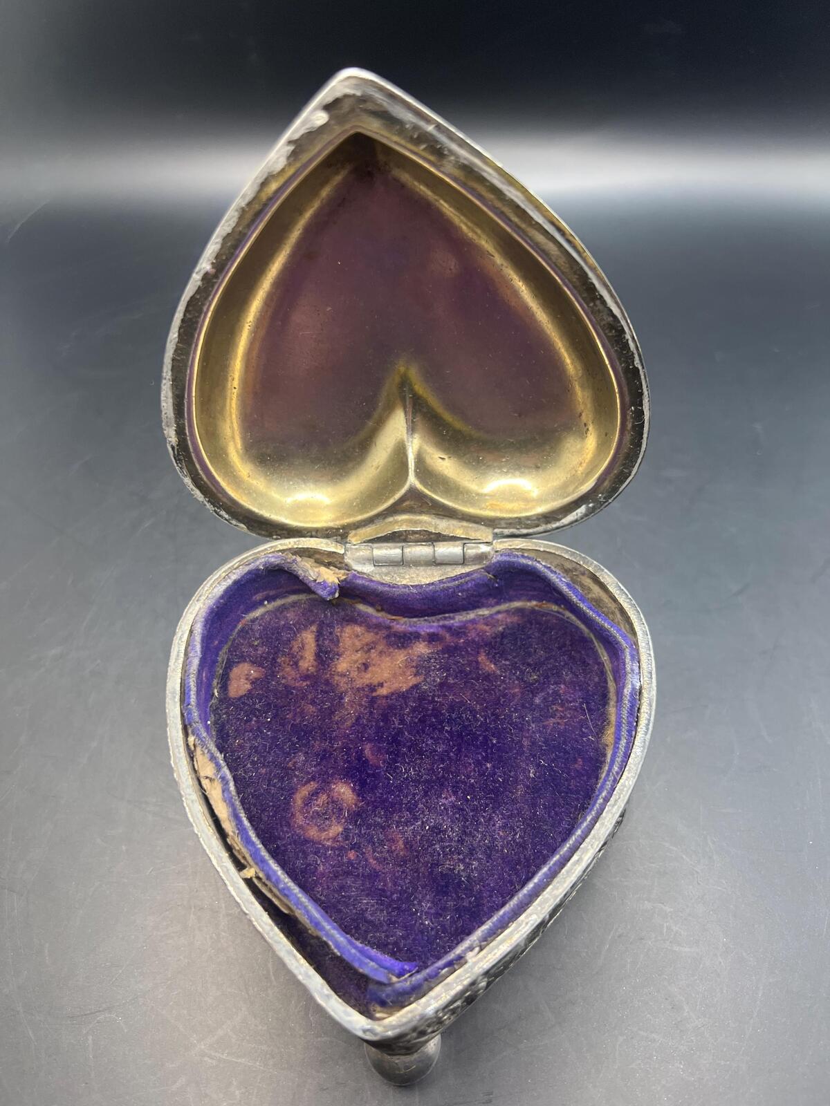 Silver plated heart shaped trinket box. 3 footed ornate lidded jewellery box. Stamped 2686. Gift for girlfriend sister.