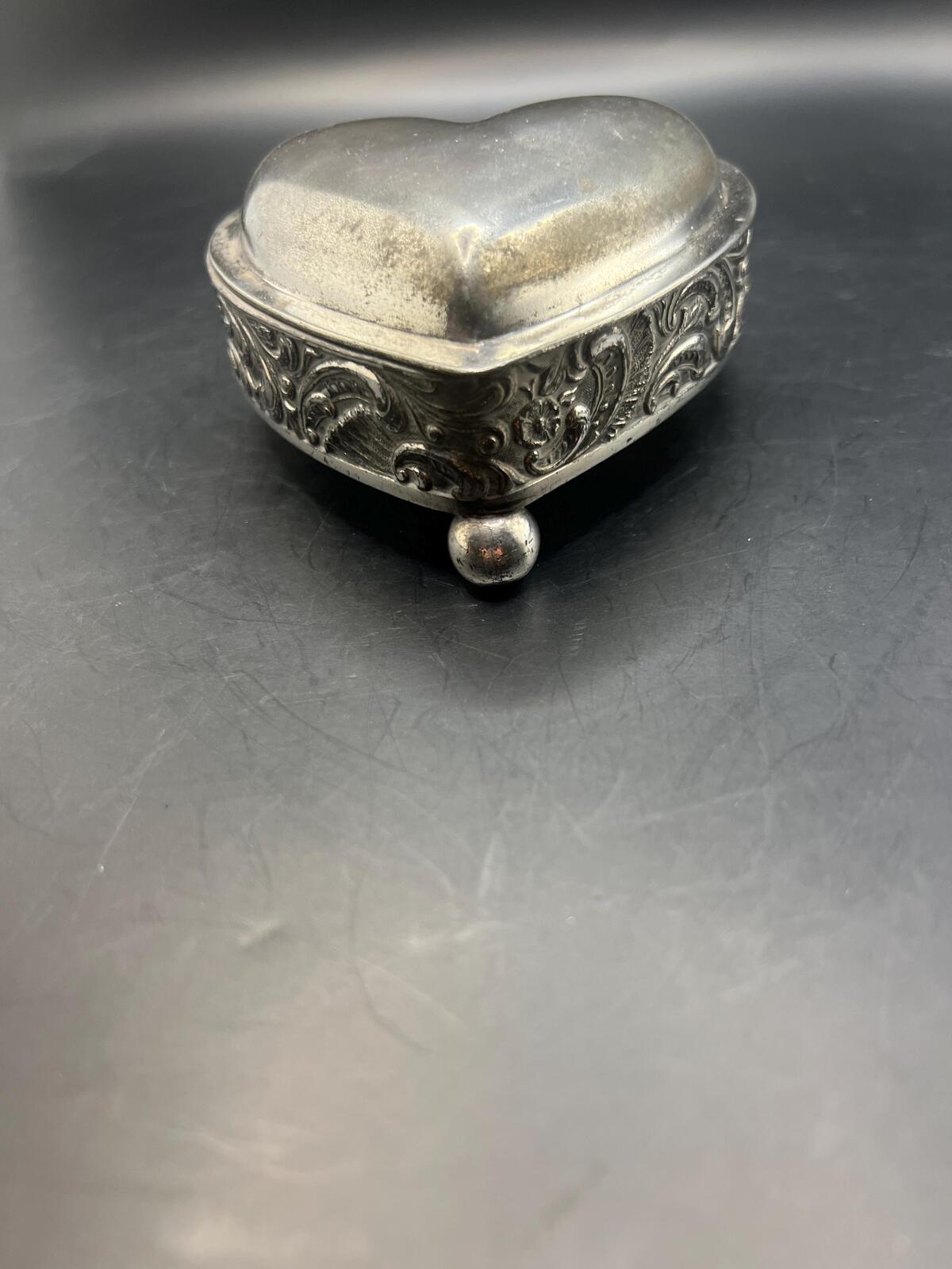 Silver plated heart shaped trinket box. 3 footed ornate lidded jewellery box. Stamped 2686. Gift for girlfriend sister.