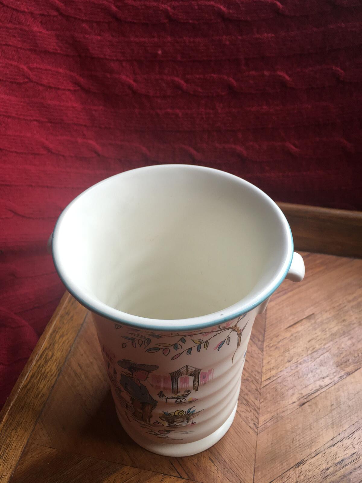 Utensil holder vase. Vintage Kitsch Crown Ducal Ware Petit Pierre.
