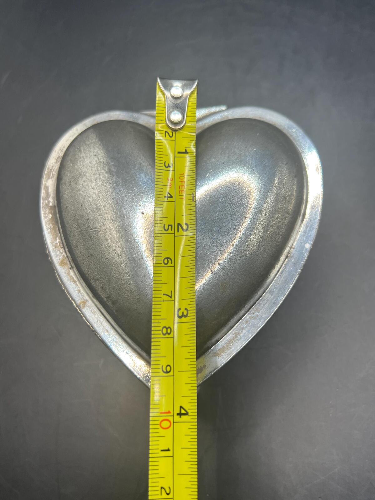 Silver plated heart shaped trinket box. 3 footed ornate lidded jewellery box. Stamped 2686. Gift for girlfriend sister.