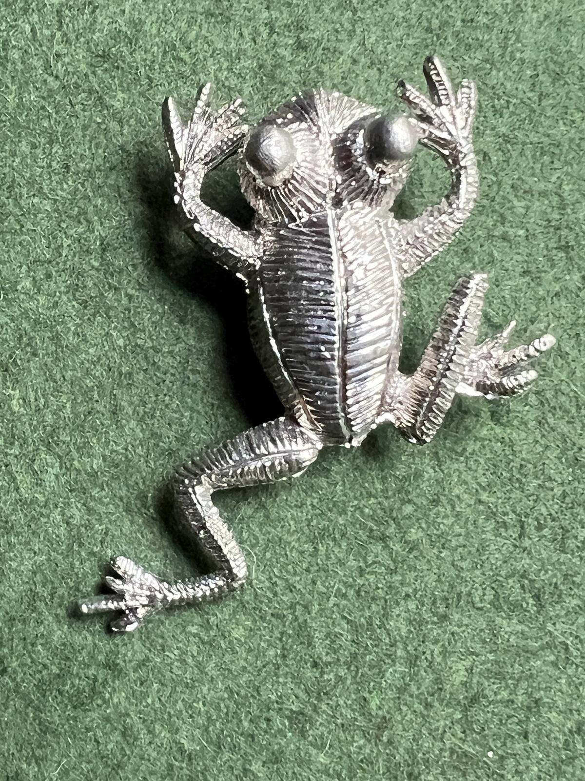 Vintage silver tone tree frog brooch. Quirky climbing pewter frog pin brooch.