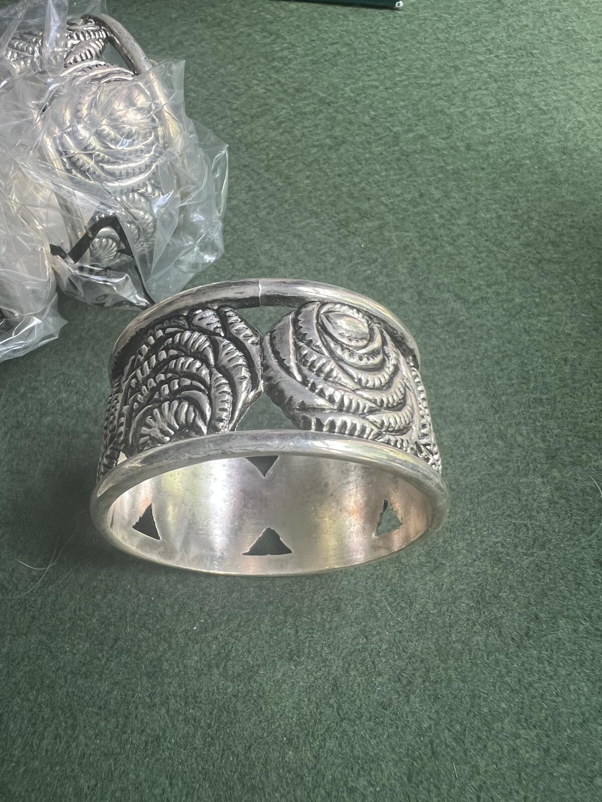 Vintage silver plate napkin rings. Rose theme design. 2 original boxes 8 in total.