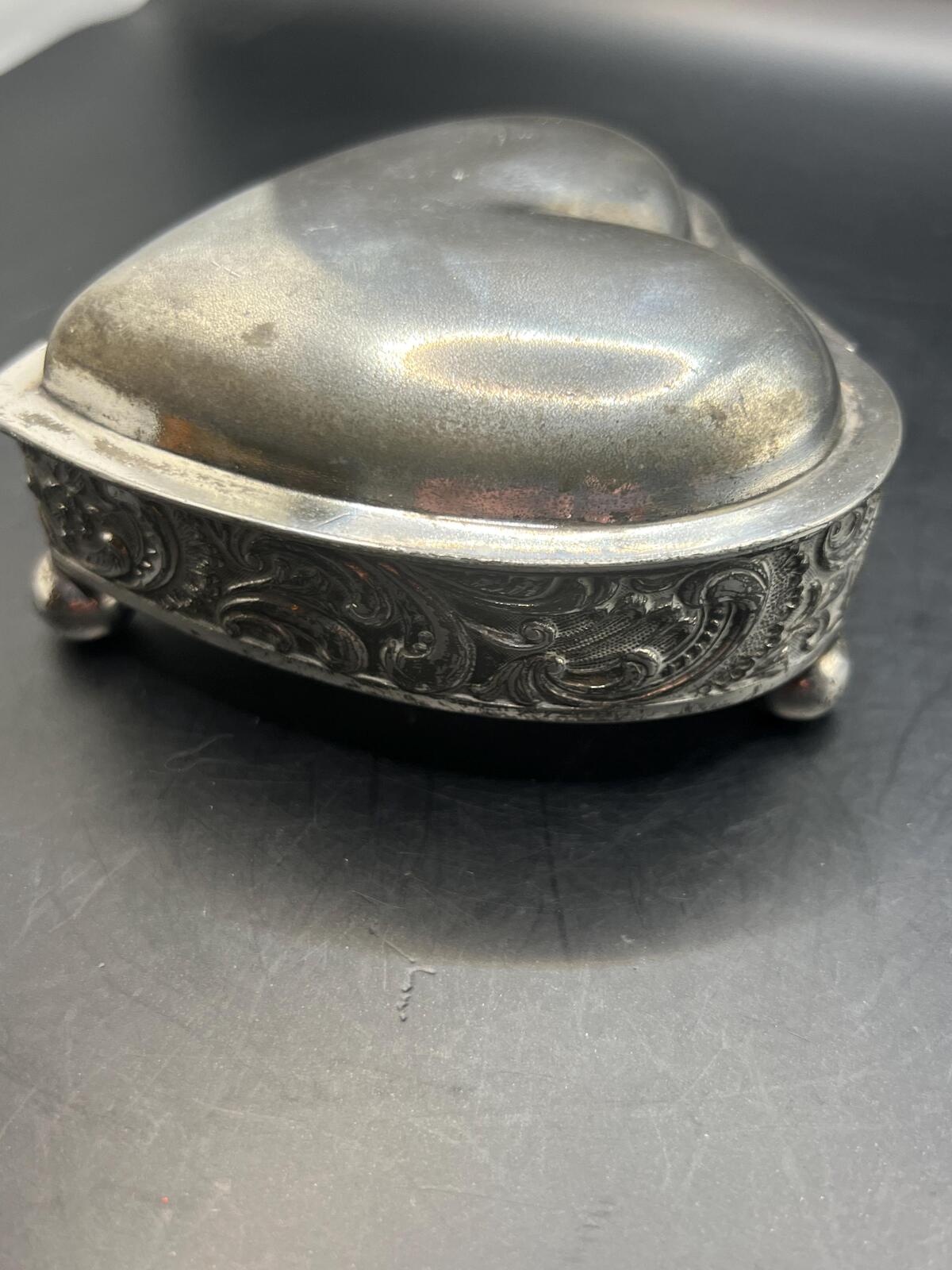 Silver plated heart shaped trinket box. 3 footed ornate lidded jewellery box. Stamped 2686. Gift for girlfriend sister.