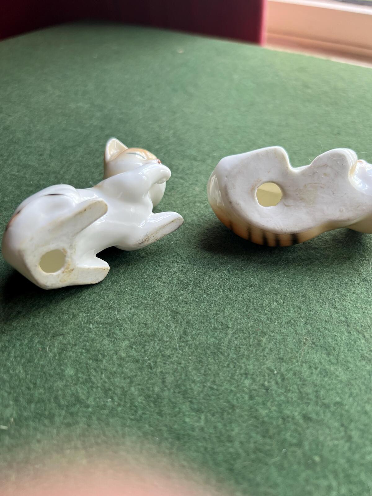 Cute ceramic kitten figurines. Pair of tabby cat ornaments. Kitsch kitty family.