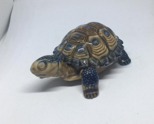 Vintage Wade Tortoise trinket box. Collectible lidded tortoise ring keeper.