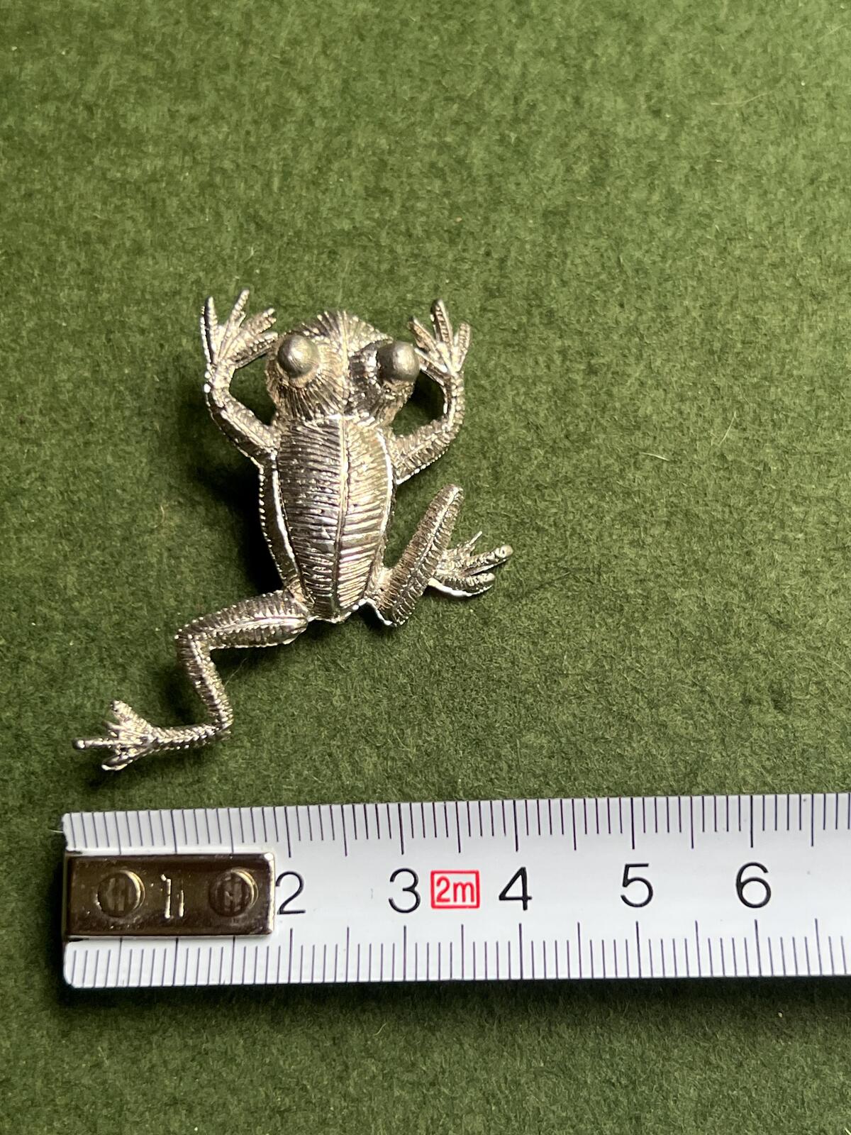 Vintage silver tone tree frog brooch. Quirky climbing pewter frog pin brooch.