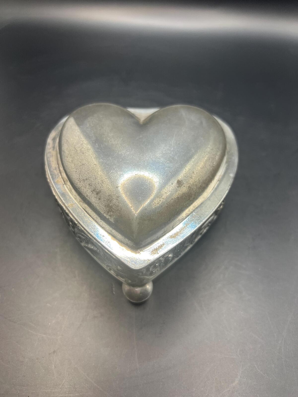 Silver plated heart shaped trinket box. 3 footed ornate lidded jewellery box. Stamped 2686. Gift for girlfriend sister.