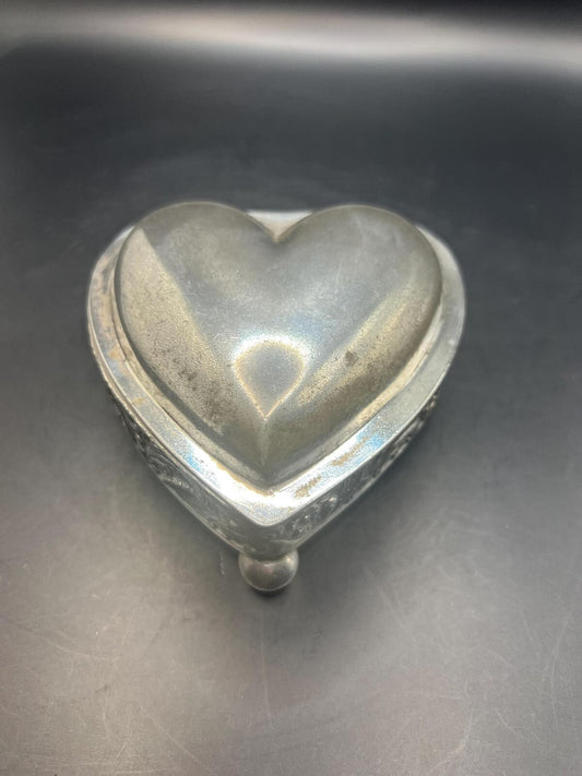 Silver plated heart shaped trinket box. 3 footed ornate lidded jewellery box. Stamped 2686. Gift for girlfriend sister.