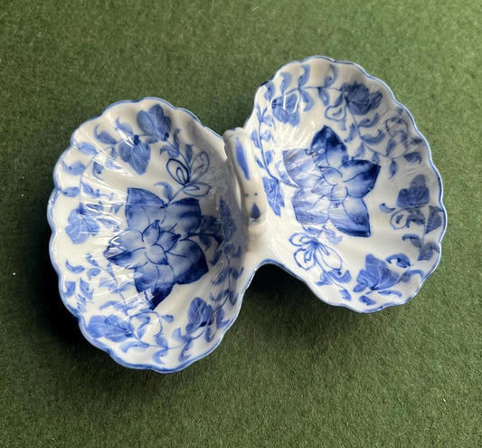 Vintage trinket dish. Ruffle edged handled blue white ceramic shell dish.