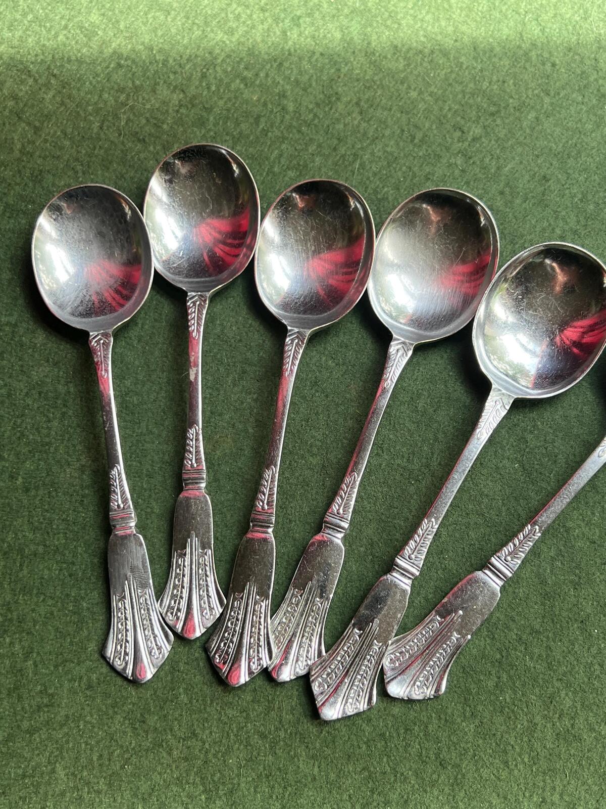 Set of 6 vintage desert spoons. Fan design on handle.