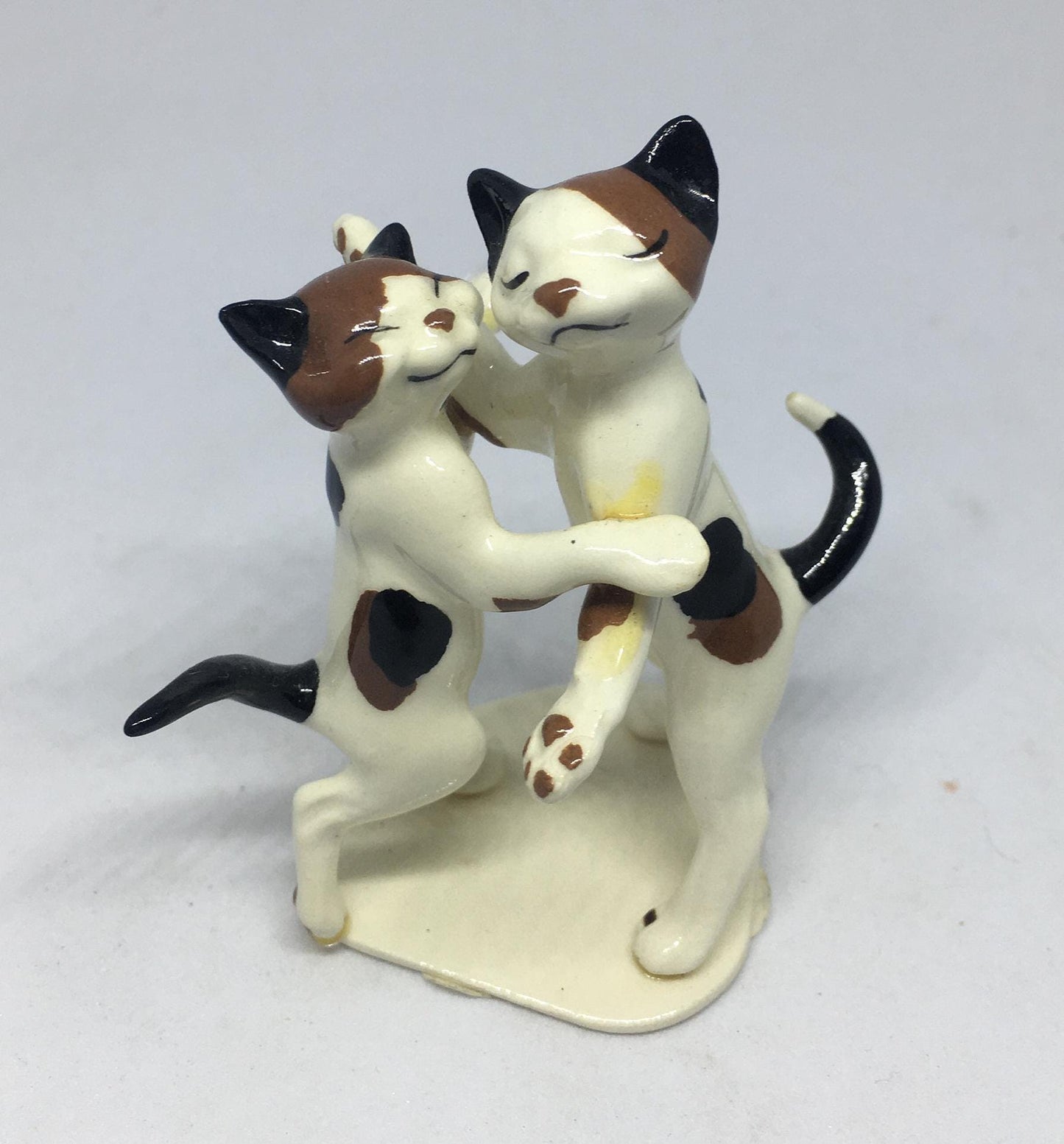 Hagen-Renaker Dancing cats figurine. Stickered Dancing cats Romanticon