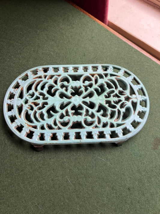 Cast Iron decorative green trivet. 4 footed vintage oval trivet. Cottage core farmhouse kitchen worktop saver. Rustic trivet.